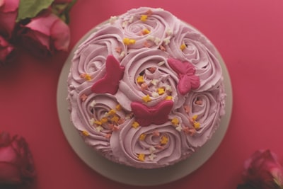 粉红糖霜玫瑰蛋糕的平面lat摄影
